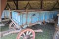 Boerenwagen met sponnenzijbord in het Karrenmuseum Essen